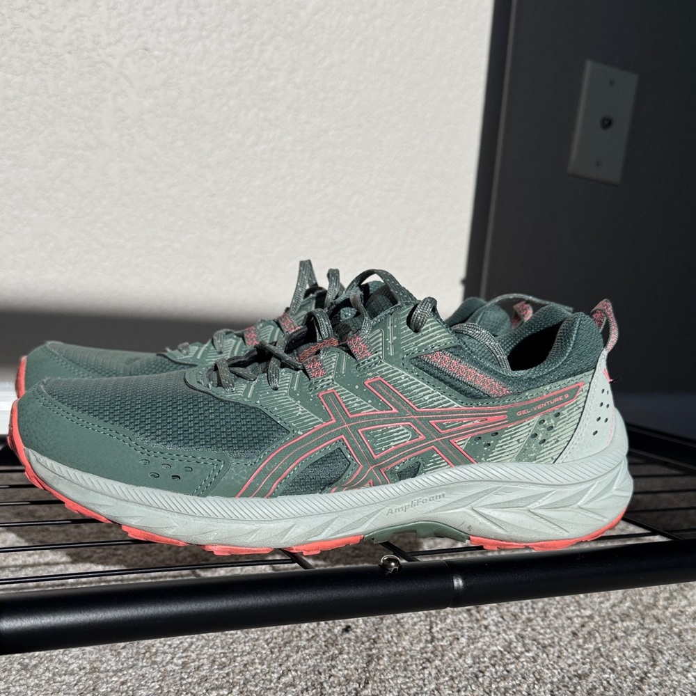 Aasics Women’s Gel Venture 9 Trail Runners Ivy Papaya size 9.5
